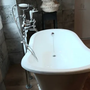Robinetterie sur pied pour baignoire îlot avec design élégant