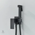 Douchette WC murale noire avec support intégré