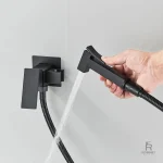 Support intégré pour douchette WC noire