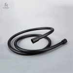 Flexible de douche en PVC, couleur noire, pour une installation facile