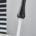 Mitigeur lavabo noir élégant pour salle de bain