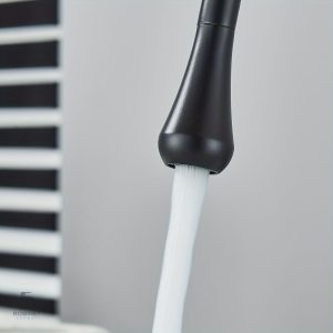 Mitigeur lavabo noir élégant pour salle de bain