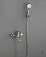 Robinet de baignoire au style épuré et fonctionnel