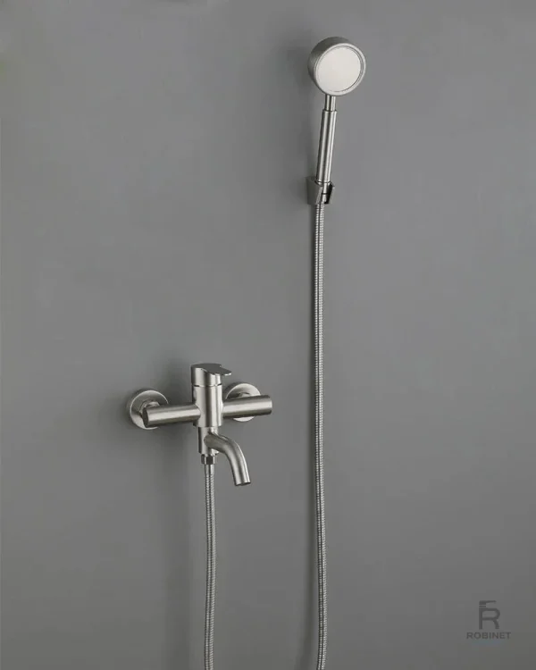Robinet de baignoire au style épuré et fonctionnel