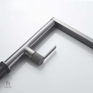Bec carré pour un robinet de cuisine stylé