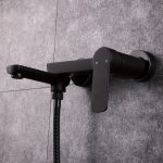 Robinet de bain mural au design contemporain