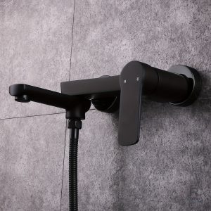Robinet de bain mural au design contemporain