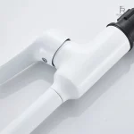 Robinet de cuisine à finition blanche et minimaliste