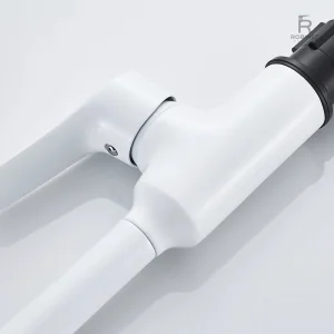 Robinet de cuisine à finition blanche et minimaliste