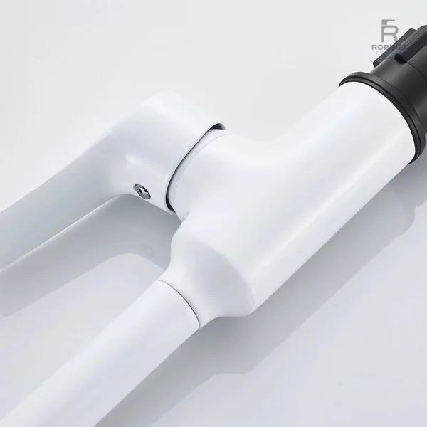 Robinet de cuisine à finition blanche et minimaliste