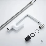 Mitigeur de cuisine blanc, accessoire pratique et esthétique