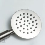 Accessoire de douche conçu pour réduire le calcaire