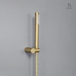 Pommeau de douche or élégant pour une salle de bain raffinée
