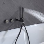 Pommeau de douche intégré pour un confort optimal dans la baignoire