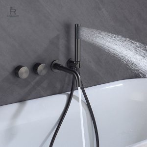 Pommeau de douche intégré pour un confort optimal dans la baignoire