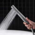 Robinet sur pied pour baignoire au design contemporain