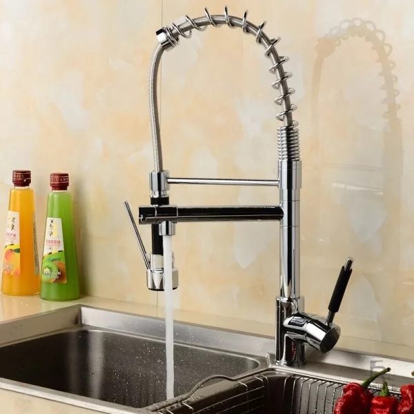 Robinet de cuisine moderne avec finition chromée