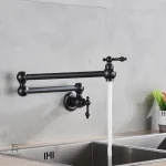 Robinet mural rabattable pour espaces réduits