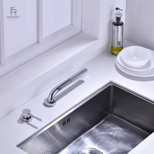Robinet cuisine compact, idéal pour petits espaces