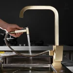 Robinet de cuisine douchette or élégant et fonctionnel