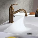 Robinet antique pour lavabo élégant