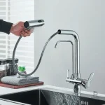Robinet de cuisine finition chromée, style contemporain