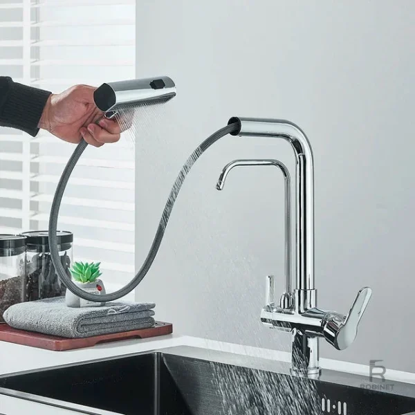 Robinet de cuisine finition chromée, style contemporain