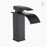 Robinet lavabo avec un jet d'eau en cascade