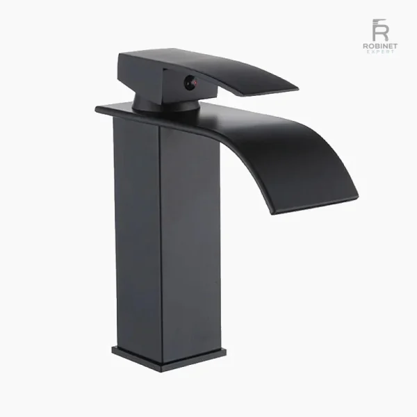 Robinet lavabo avec un jet d'eau en cascade