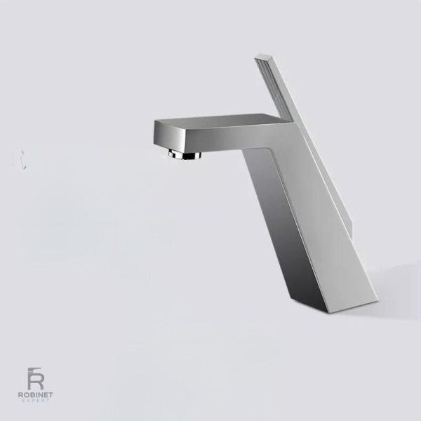 Accessoire de salle de bain, robinet chrome au design raffiné
