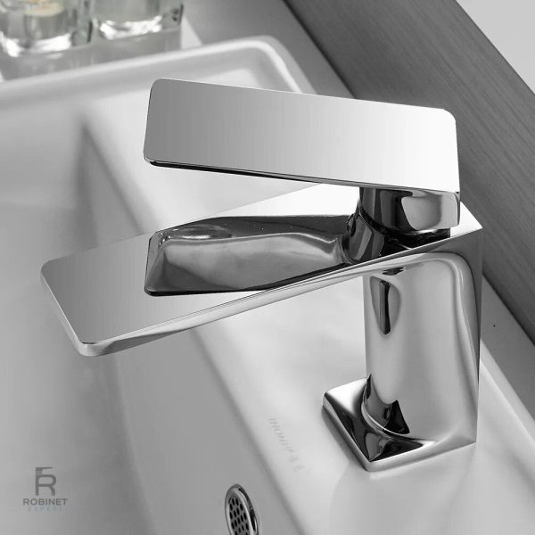 Robinet de lavabo chrome moderne et fonctionnel