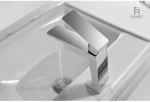 Équipement de salle de bain : robinet chrome pratique et chic