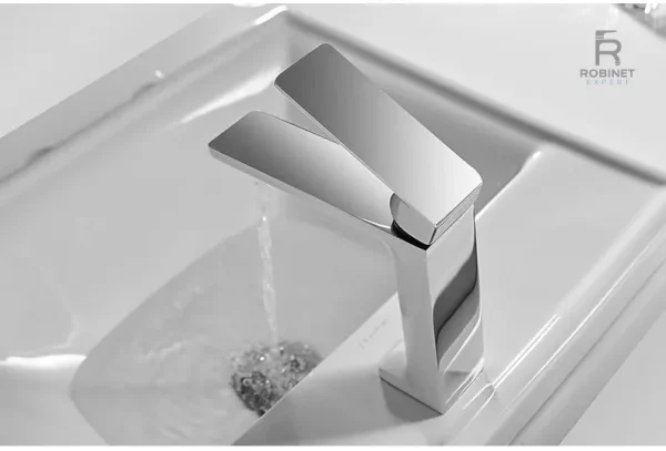 Équipement de salle de bain : robinet chrome pratique et chic