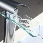 Robinet de salle de bain avec finition brillante et contemporaine