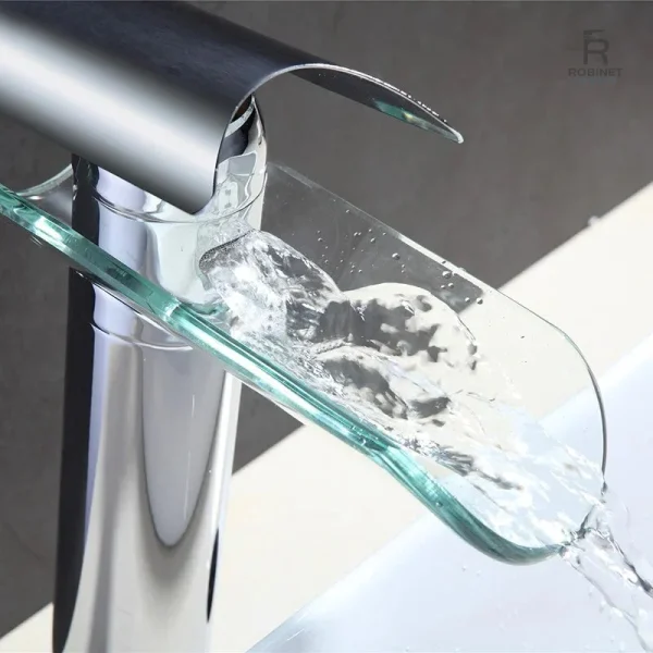 Robinet de salle de bain avec finition brillante et contemporaine