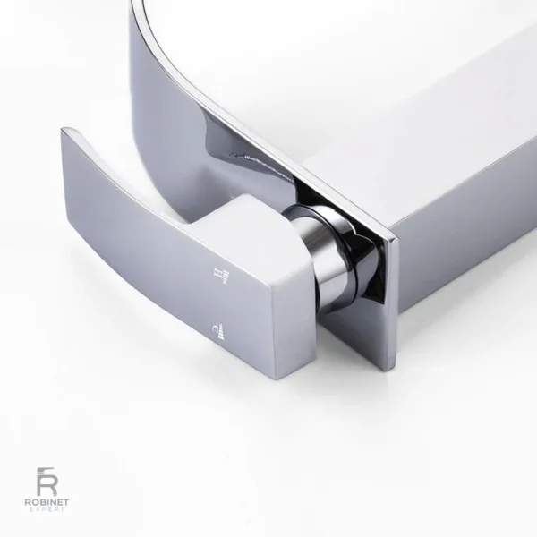 Robinet salle de bain au jet cascade