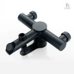 Accessoire de salle de bain : robinet noir