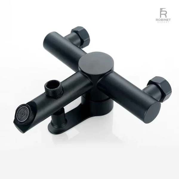 Accessoire de salle de bain : robinet noir