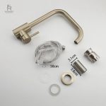Évier cuisine avec robinet or, accessoire tendance