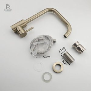 Évier cuisine avec robinet or, accessoire tendance