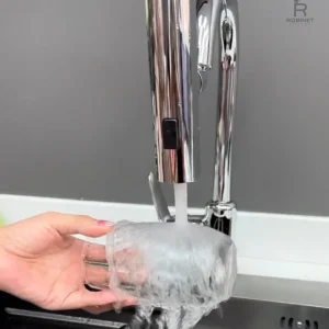 Accessoire évier avec jet de cascade innovant